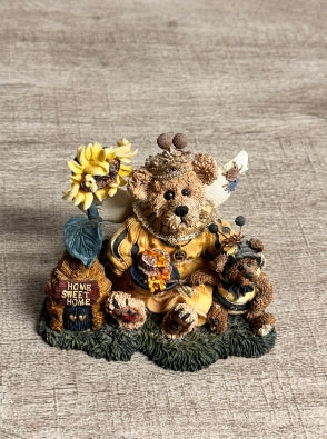 Boyds Bear 1999 Victoria Regina Buzzbruin...So...Many Flowers...So Little Time 01999-71