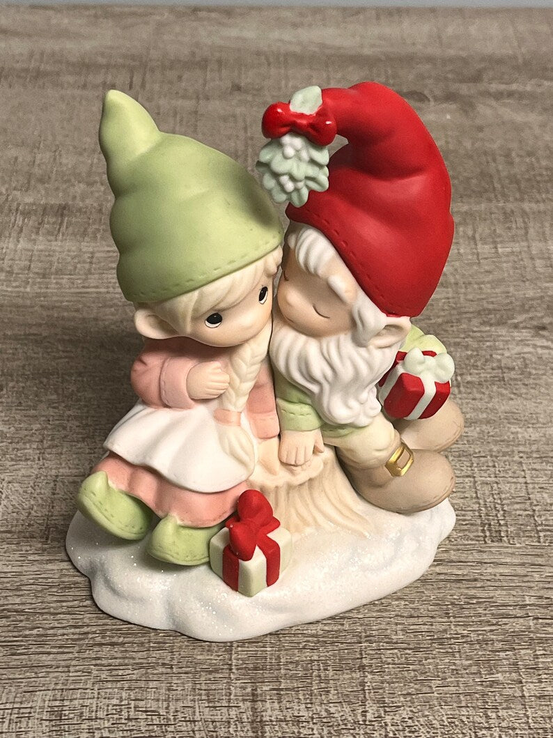 NIB Precious Moments 2021 Gnomie Wishes and Mistletoe Kisses 5.75" H 221046