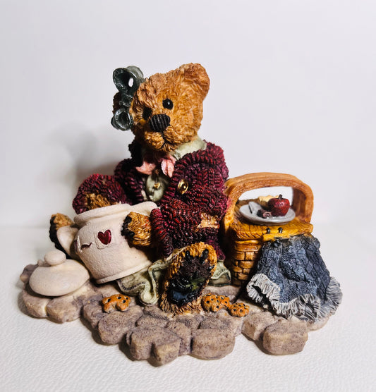 Boyds Bear Bearstone - 1997 The Cookie Queen Private Issue Jan 1 - Dec 31, 1997 - Style # 01996-41 Velma Q. Berriweather